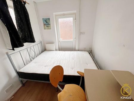 4 bedroom semi-detached house to rent - Photo 5