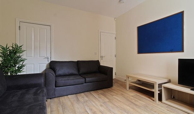 5 Bed With Recently Fitted Kitchen! - Photo 1