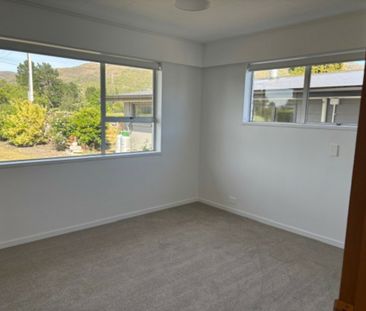 SPACIOUS, SUNNY FAMILY LIVING - Photo 3