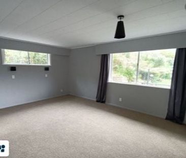 Charming 3BR Home in Tawa, Wellington - Photo 5