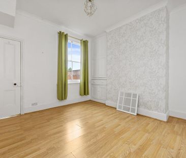 2 bedroom end of terrace house to rent - Photo 4