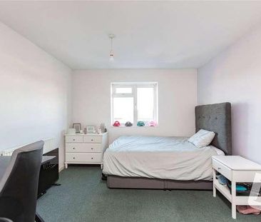 Alderney Gardens, Wickford, Essex, SS11 - Photo 6