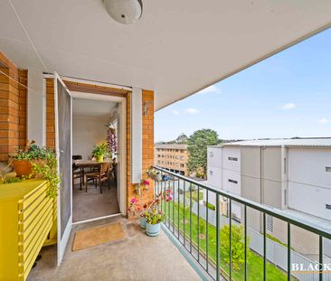 DELIGHTFUL TOP FLOOR APARTMENT - Photo 3