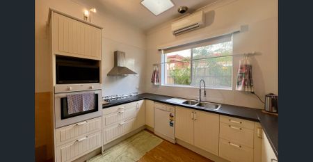 Contemporary Comfort and Convenience in One - Photo 5