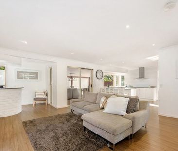 Spacious 5 Bedroom Family Home in Sought-After Robina Location - Photo 3