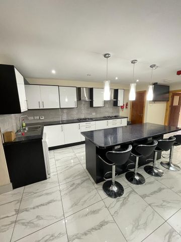 Hubert Croft Room 6 - Photo 3