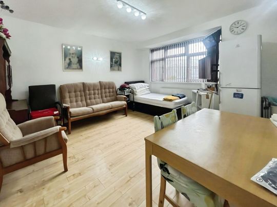 2 bedroom Flat To Let Total Size: 603 SQ FT - Photo 1