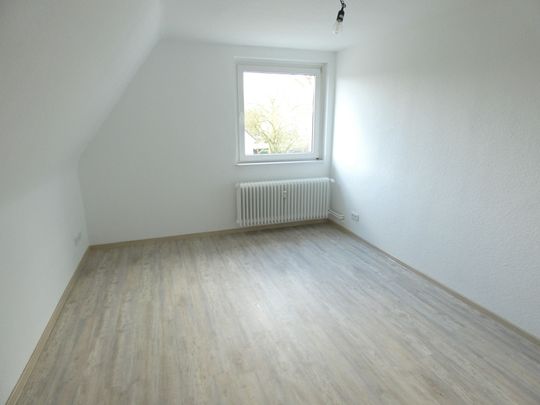 Gemütliche Dachgeschosswohnung in ruhiger Lage – wird aktuell modernisiert - Photo 1