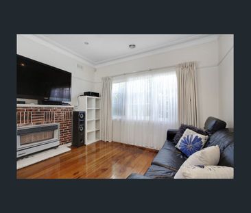 GREAT SIZE FAMILY HOME! - Photo 2