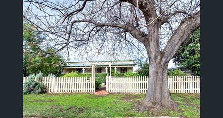 Cozy 3-Bedroom Home in South Dubbo - Photo 3