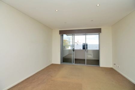 Stylish Executive One-Bedroom Apartment - Photo 4