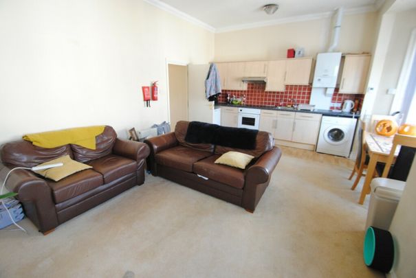 Spacious STUDENT 2 bed flat in Town Centre- Lansdowne - Photo 1