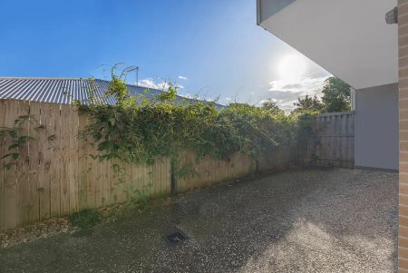 “LARGE TOWNHOUSE 2 LIVING AREAS, VIEWS & GREAT SIZE BACK YARD” - Photo 4