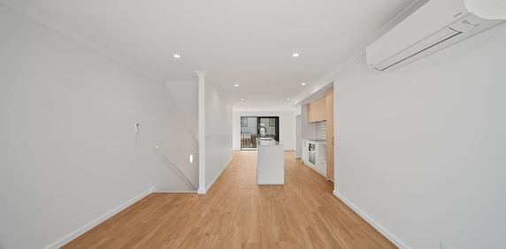 Modern Townhouse with Private Bathrooms - Photo 2