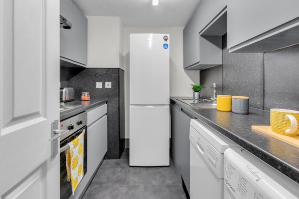 15 HYDE PARK TERRACE Leeds - LS6 1BJ - Photo 1
