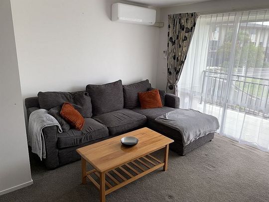 Light & bright fully furnished 2 bedroom with gym - Photo 1