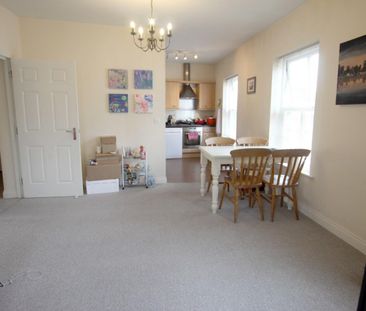 2 bedroom Flat To Let - Photo 3