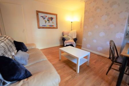 3 bedroom House in Harold View, Leeds - Photo 3