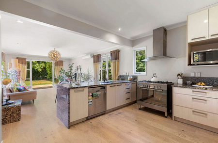 Charming 3BR Remuera Home w/ Parking - Photo 3