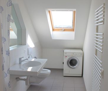 Sunny and renovated 2.5-room penthouse apartment with a view in Basel - Foto 4