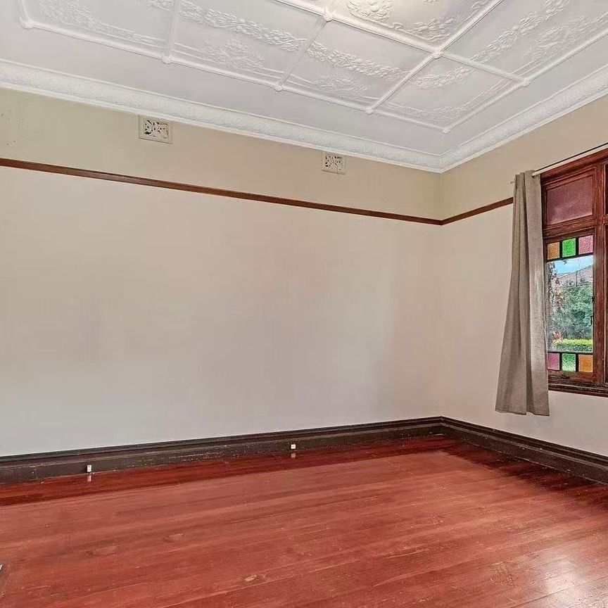 Ultimate Convenience 3 Bedroom House in prime location - Photo 1