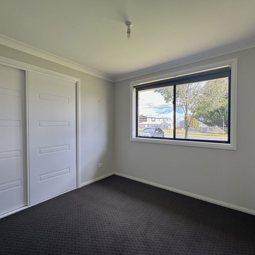 Modern, Open Plan 3-4 bedroom Brick Home - Photo 1