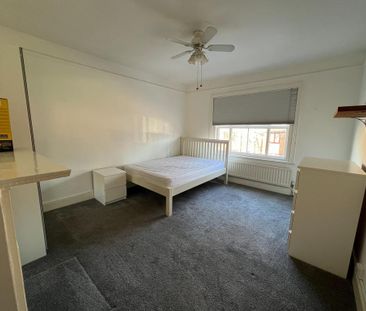 1 bedroom in a house share to rent - Photo 4