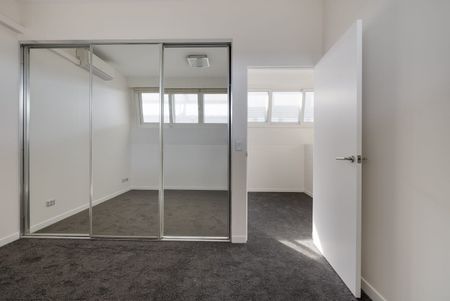 Contemporary Two Bedroom Apartment in "Globe Mills" with Parking - Photo 5