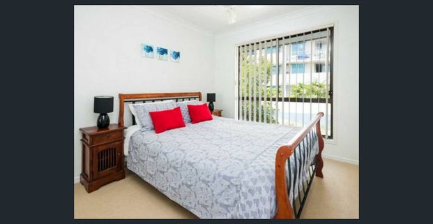 Modern 3 Bedroom Townhouse in the Heart of Varsity Lakes - Photo 1