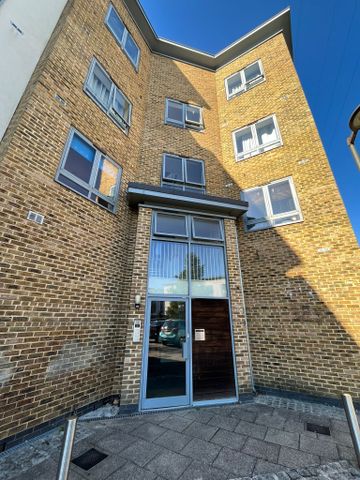 2 bed apartment to rent in Quayside Drive, Colchester - Photo 2