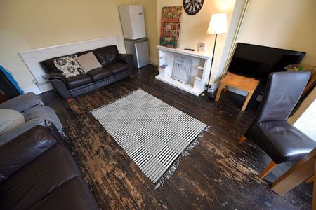 7 bedroom House in Hyde Park, Leeds - Photo 4