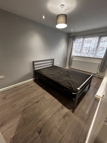 Room in a Shared House, Atkinson Road, E16 - Photo 2