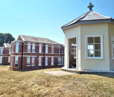 Royal Haslar - Photo 1