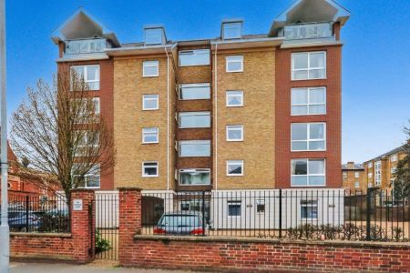 2 bedroom flat to rent - Photo 2