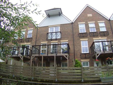 4 bedroom townhouse to rent - Photo 3