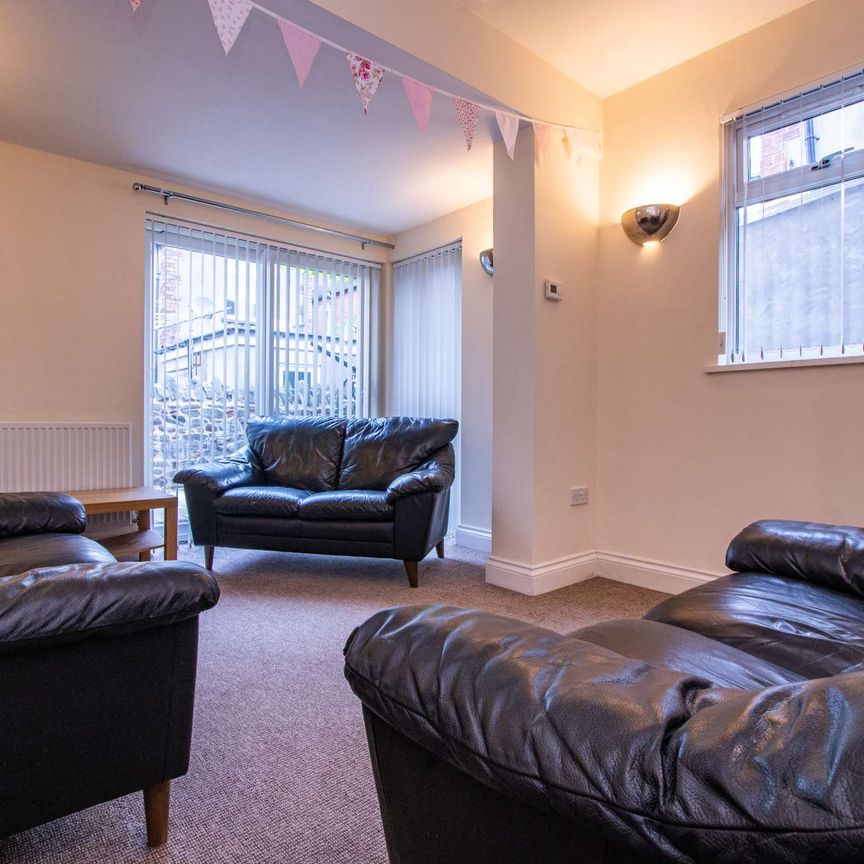 Wonderful six bedroom house with original features and modern updates - Photo 1