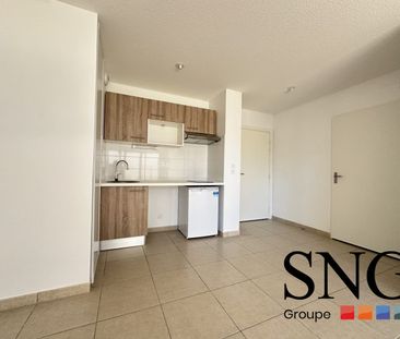 T2 AVEC JARDIN/TERRASSE ET DEUX PARKINGS - Photo 2