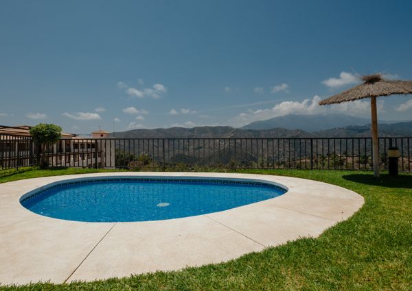 Luxury apartment with mountain and sea views in Balcones del Lago, Istán