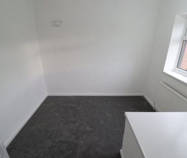 3 bedroom end of terrace house to rent - Photo 2