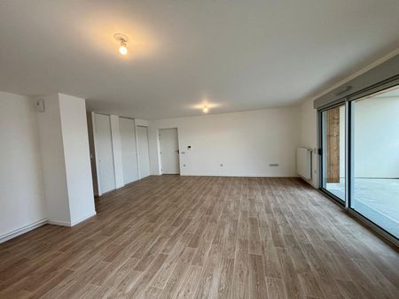 Location Appartement 4 pièces 84m² AVRILLE 49240 - Photo 2