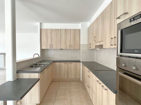 Ruim appartement met 2 slaapkamers, balkon en garage. - Foto 5