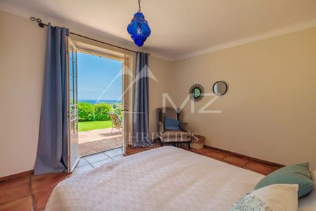 Proche Saint-Tropez - Charmante villa vue mer - Photo 5