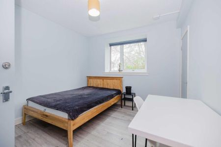 3 bedroom flat to rent - Photo 4