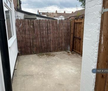 3 bedroom end of terrace house to rent - Photo 5