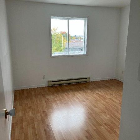 Appartement 4 1/2 libre à Beauport, propre, peinturé, ***Mois gratuit 1145$*** - Photo 4