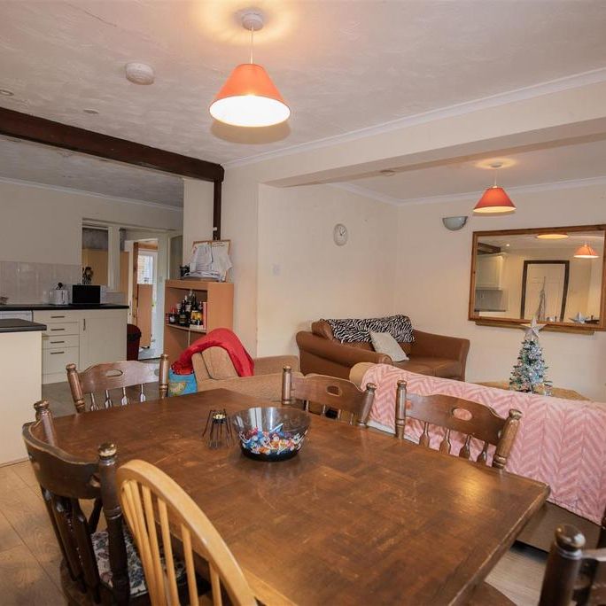 5 bedroom private hall to rent - Photo 1