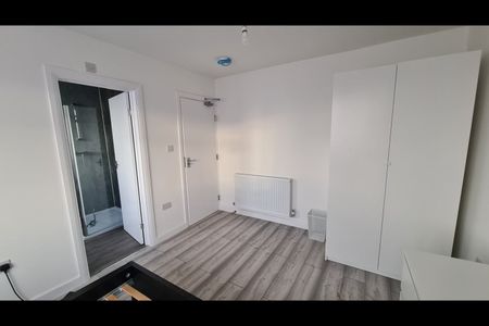 Room in a Shared House, Merlins Avenue, HA2 - Photo 2