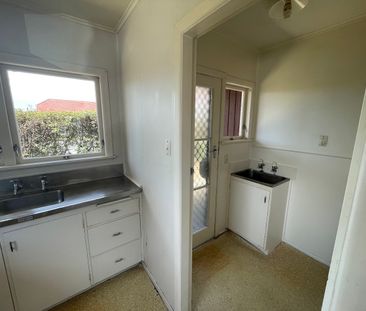 Two bedroom townhouse close to city - Photo 2