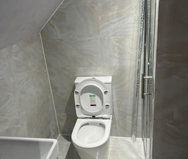 Ensuite Room in a family house - Romford - Photo 2