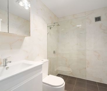 Family home near Liverpool amenities - Photo 2